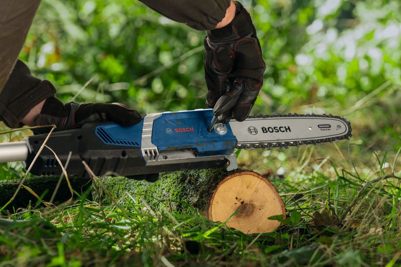 Akku-Teleskop-Kettensäge GKE 18V-25 TP Schwert 230mm, 7.7m/s, 2.9m Teleskop, Schultergurt - Bosch Elektrowerkzeuge