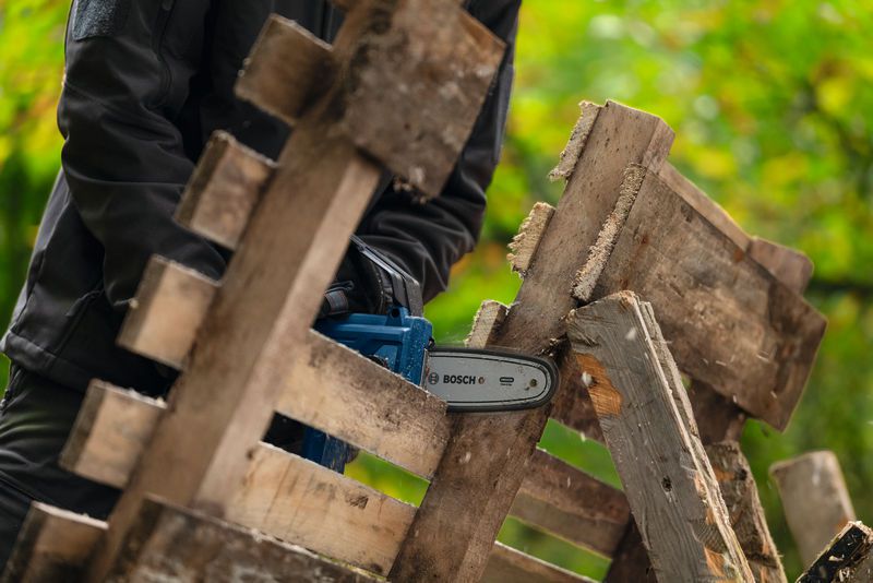 Akku-Astsäge GKE 18V-15 Schwertlänge 15cm, 7.2m/s, Kickback Detection - Bosch Elektrowerkzeuge