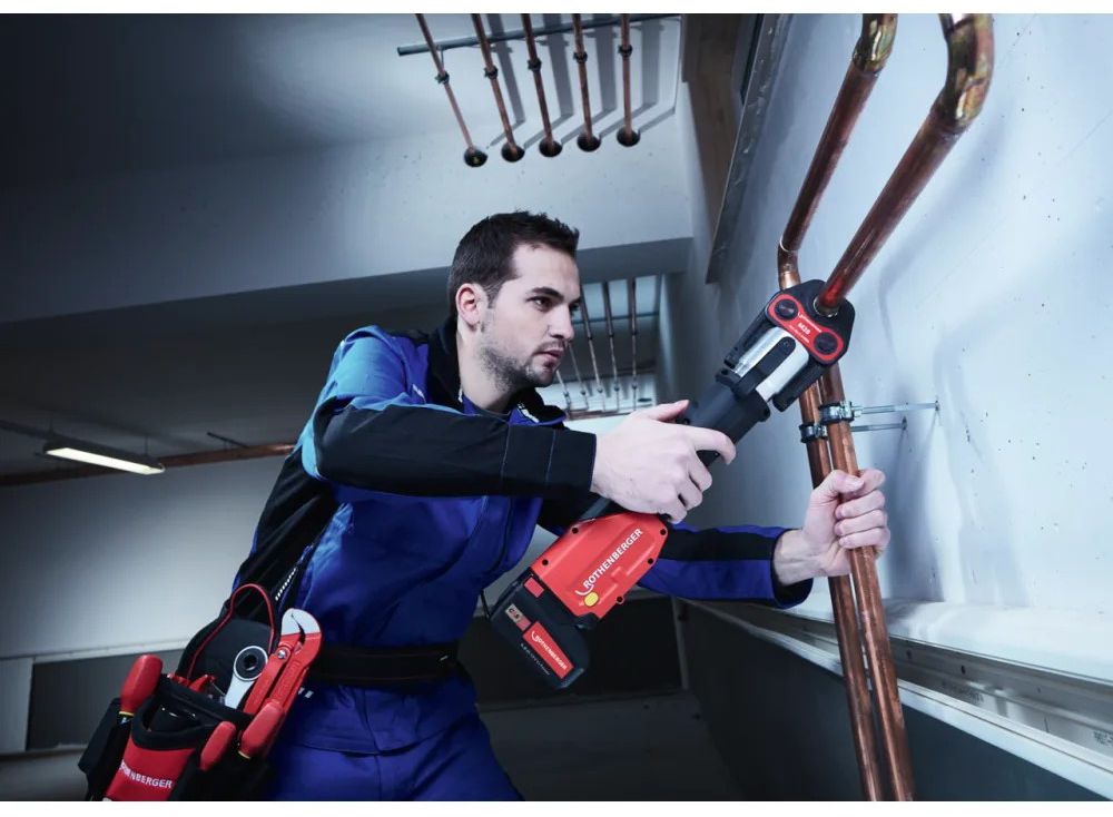 ROTHENBERGER ROMAX® 4000, Pressmaschine Set mit Li-Ion Akku 18V 4.0 Ah + Ladegerät im Koffer - Sanitärwerkzeuge