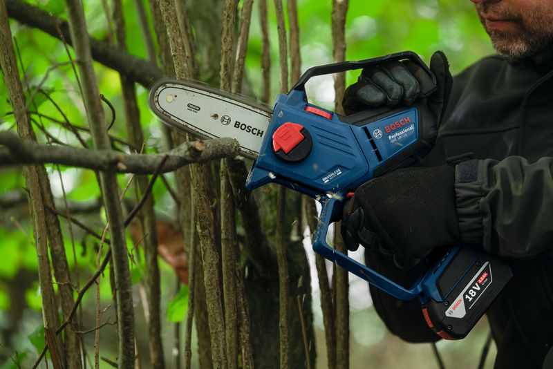 Akku-Astsäge GKE 18V-15 Schwertlänge 15cm, 7.2m/s, Kickback Detection - Bosch Elektrowerkzeuge