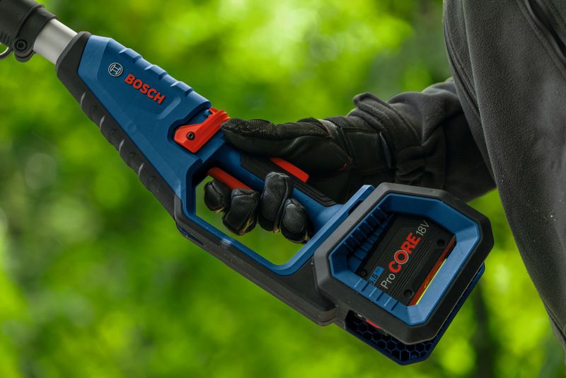Akku-Teleskop-Kettensäge GKE 18V-25 TP Schwert 230mm, 7.7m/s, 2.9m Teleskop, Schultergurt - Bosch Elektrowerkzeuge