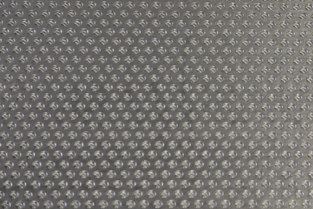 Al99.5%, 1/2-hart, rund, versetzt, braun / weiss 1000/2000/0.70 mm R5.0 T8.0 - Aluminium Lochbleche